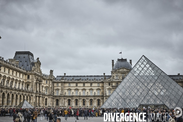 Les touristes devant Le Louvre, dimanche 1 er mars 2020 , fermé pour Coronavirus