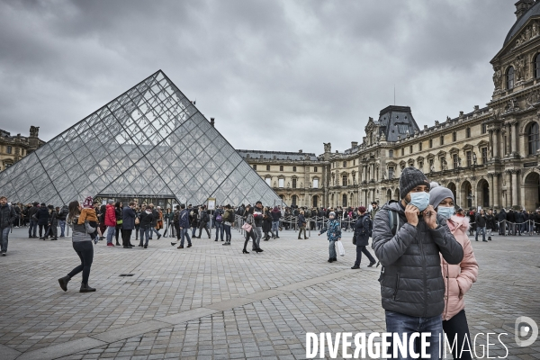 Les touristes devant Le Louvre, dimanche 1 er mars 2020 , fermé pour Coronavirus