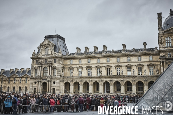 Les touristes devant Le Louvre, dimanche 1 er mars 2020 , fermé pour Coronavirus