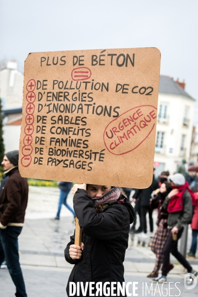 Manifestation contre la bétonisation et projets inutiles à Nantes