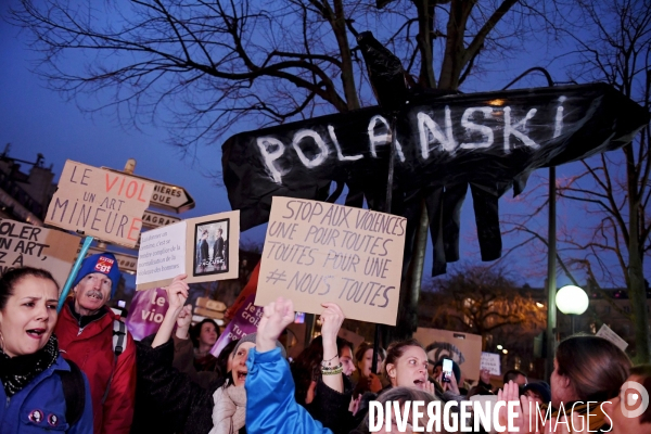 Rassemblement de féministes contre la cérémonie des Césars