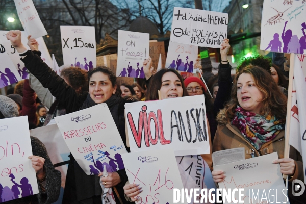 Rassemblement de féministes contre la cérémonie des Césars