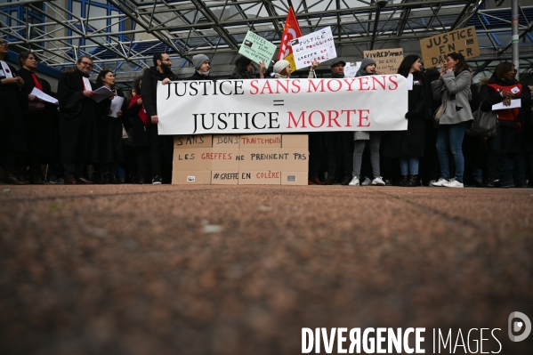 Manifestation des greffiers avocats et magistrats au tribunal de Bobigny