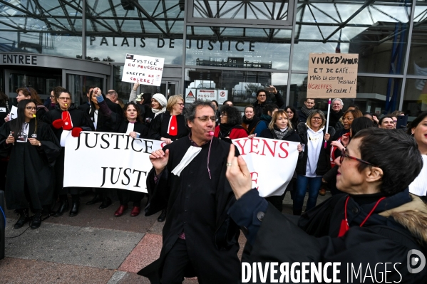 Manifestation des greffiers avocats et magistrats au tribunal de Bobigny