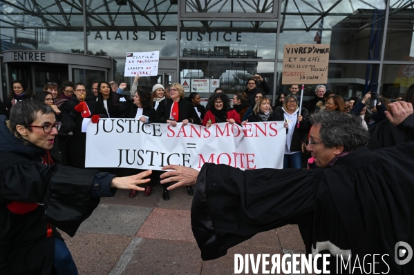 Manifestation des greffiers avocats et magistrats au tribunal de Bobigny