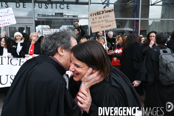 Manifestation des greffiers avocats et magistrats au tribunal de Bobigny