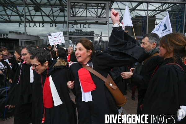 Manifestation des greffiers avocats et magistrats au tribunal de Bobigny