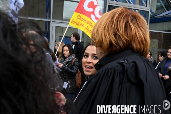 Manifestation des greffiers avocats et magistrats au tribunal de Bobigny