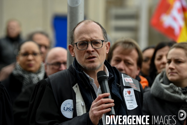 Manifestation des greffiers avocats et magistrats au tribunal de Bobigny