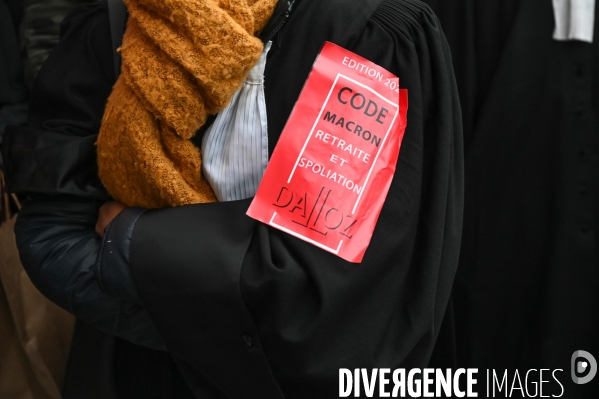 Les avocats bloquent le tribunal judiciaire pour protester contre la réforme des retraites.