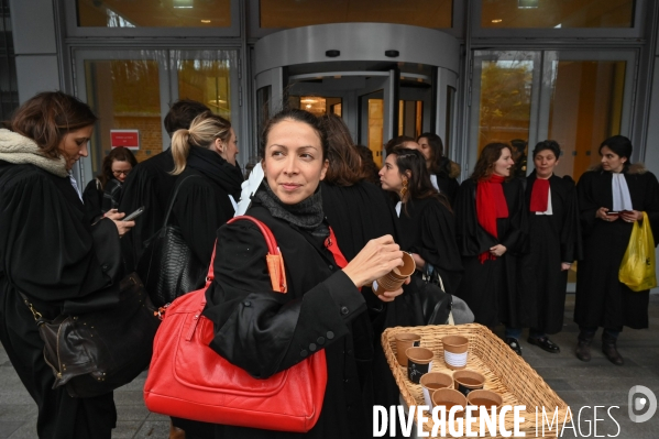 Les avocats bloquent le tribunal judiciaire pour protester contre la réforme des retraites.