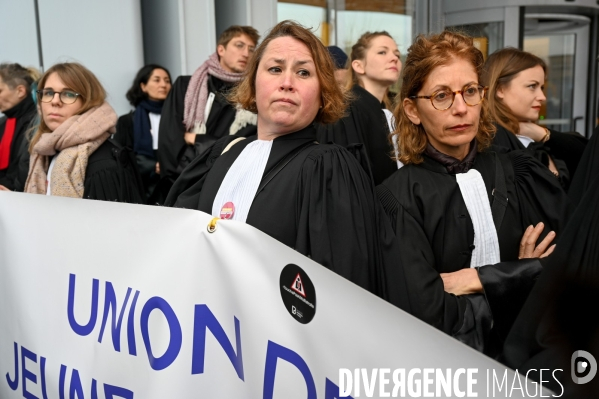 Les avocats bloquent le tribunal judiciaire pour protester contre la réforme des retraites.