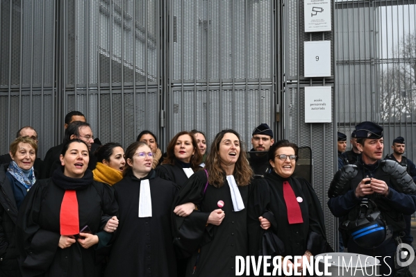 Les avocats bloquent le tribunal judiciaire pour protester contre la réforme des retraites.
