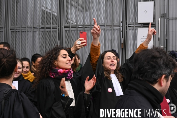 Les avocats bloquent le tribunal judiciaire pour protester contre la réforme des retraites.