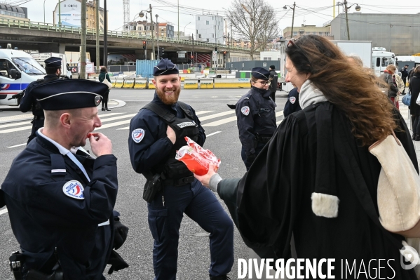 Les avocats bloquent le tribunal judiciaire pour protester contre la réforme des retraites.