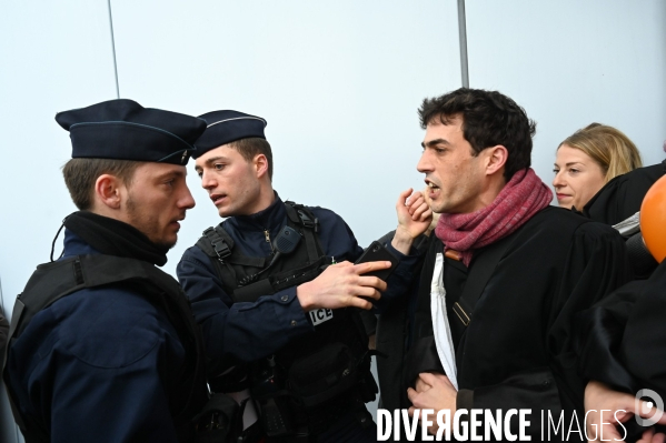 Les avocats bloquent le tribunal judiciaire pour protester contre la réforme des retraites.