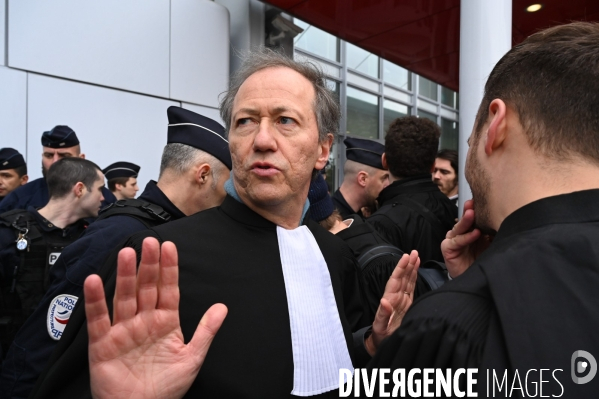 Les avocats bloquent le tribunal judiciaire pour protester contre la réforme des retraites.