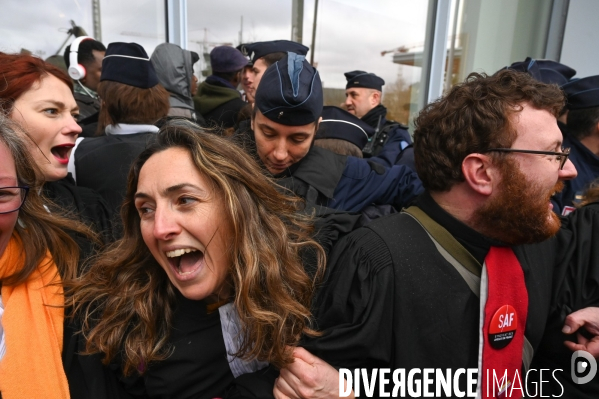 Les avocats bloquent le tribunal judiciaire pour protester contre la réforme des retraites.