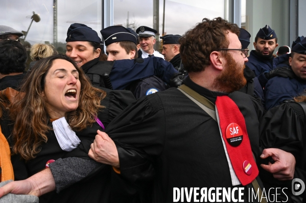 Les avocats bloquent le tribunal judiciaire pour protester contre la réforme des retraites.