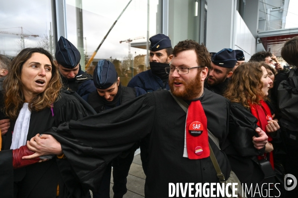 Les avocats bloquent le tribunal judiciaire pour protester contre la réforme des retraites.