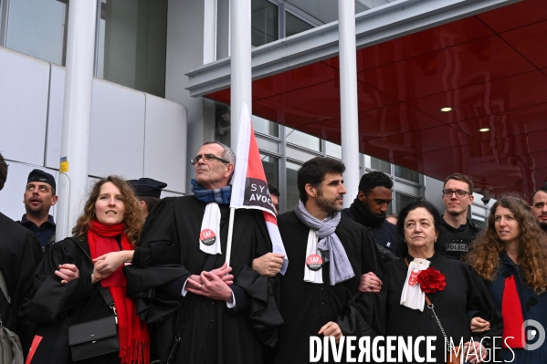 Les avocats bloquent le tribunal judiciaire pour protester contre la réforme des retraites.