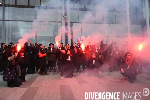 Les avocats bloquent le tribunal judiciaire pour protester contre la réforme des retraites.