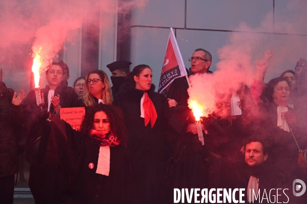 Les avocats bloquent le tribunal judiciaire pour protester contre la réforme des retraites.