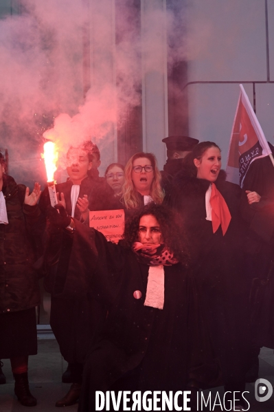 Les avocats bloquent le tribunal judiciaire pour protester contre la réforme des retraites.