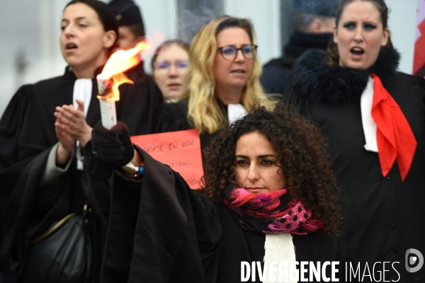 Les avocats bloquent le tribunal judiciaire pour protester contre la réforme des retraites.