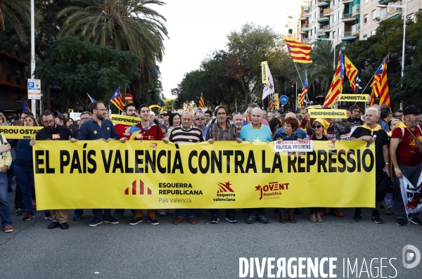 Manifestation dans les rues de barcelone pour la liberation des indépendantistes incarcérés