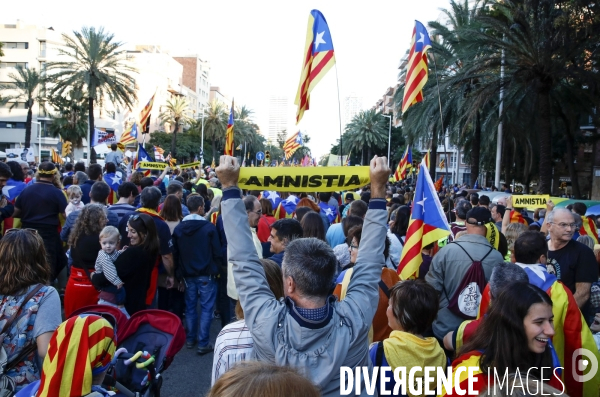 Manifestation dans les rues de barcelone pour la libération des indépendantistes incarcérés