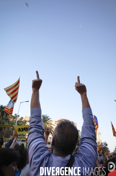 Manifestation dans les rues de barcelone pour la libération des indépendantistes incarcérés