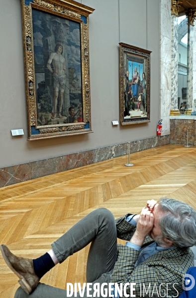 Au Louvre, dans la grande galerie, devant un tableau d un maitre italien