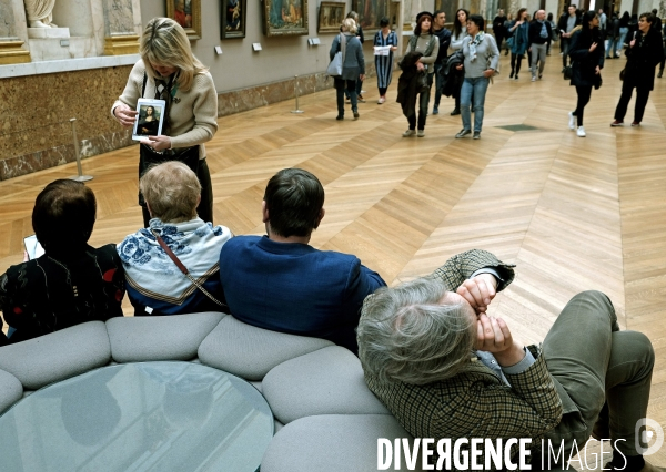 Au Louvre, dans la grande galerie, devant un tableau d un maitre italien