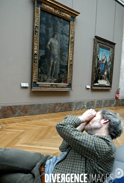 Au Louvre, dans la grande galerie, devant un tableau d un maitre italien