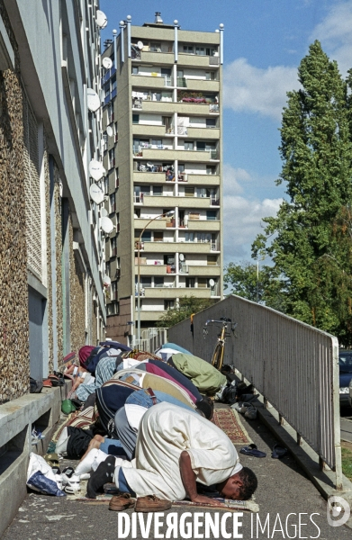 Salle de prière dans un immeuble HLM de Bondy