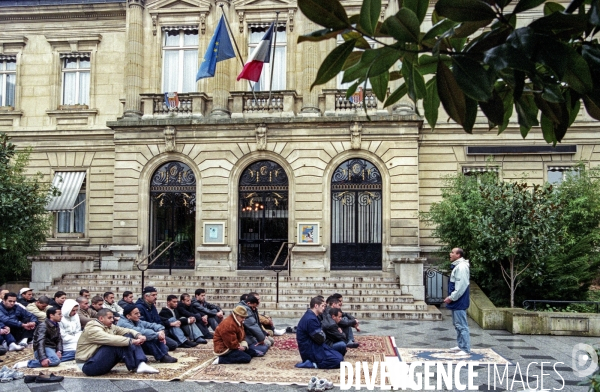 Prière du vendredi organisée sur le parvis de la Mairie de Clichy-la-Garenne