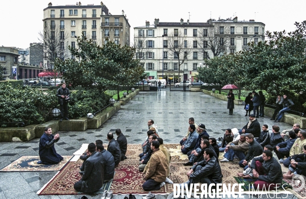 Prière du vendredi organisée sur le parvis de la Mairie de Clichy-la-Garenne