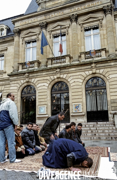 Prière du vendredi organisée sur le parvis de la Mairie de Clichy-la-Garenne