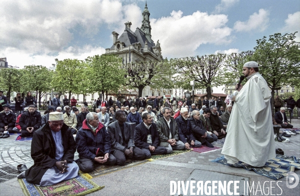 Prière du vendredi devant la Mairie de Levallois-Perret