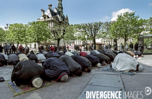 Prière du vendredi devant la Mairie de Levallois-Perret