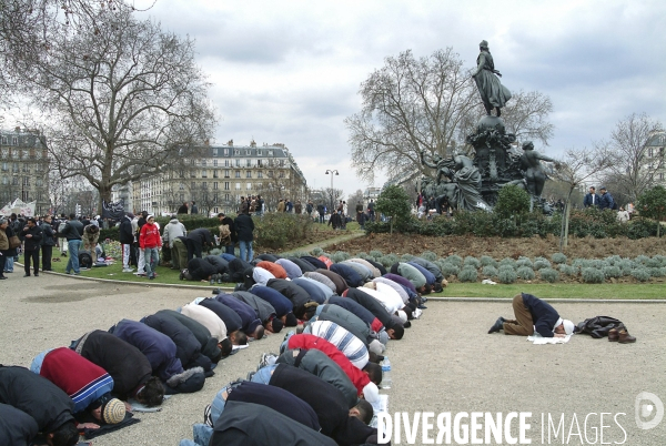 Manifestation à Paris contre les caricatures dans Charlie Hebdo