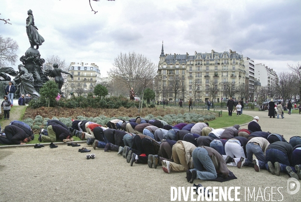 Manifestation à Paris contre les caricatures dans Charlie Hebdo