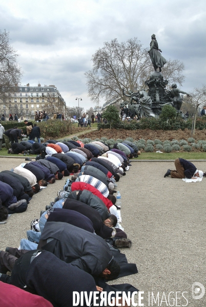 Manifestation à Paris contre les caricatures dans Charlie Hebdo