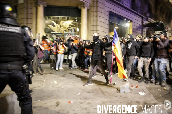 Barcelone: affrontements suite à un rassemblement de jeunes indépendantistes venus protester contre les condamnations à de lourdes peines de prison d élus catalans