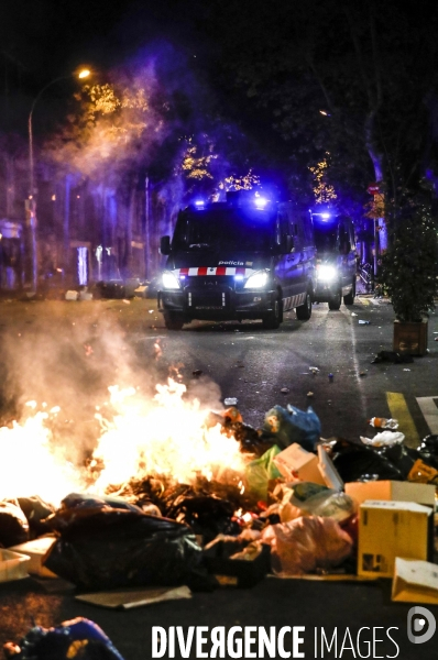 Barcelone: affrontements suite à un rassemblement de jeunes indépendantistes venus protester contre les condamnations à de lourdes peines de prison d élus catalans