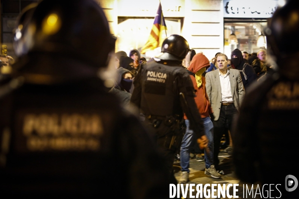 Barcelone: affrontements suite à un rassemblement de jeunes indépendantistes venus protester contre les condamnations à de lourdes peines de prison d élus catalans
