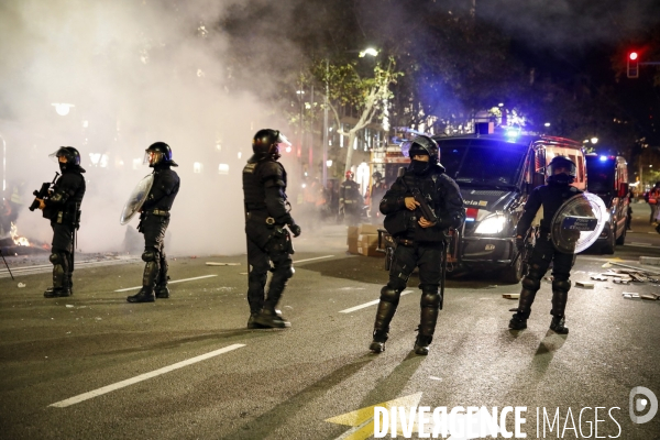 Barcelone: affrontements suite à un rassemblement de jeunes indépendantistes venus protester contre les condamnations à de lourdes peines de prison d élus catalans