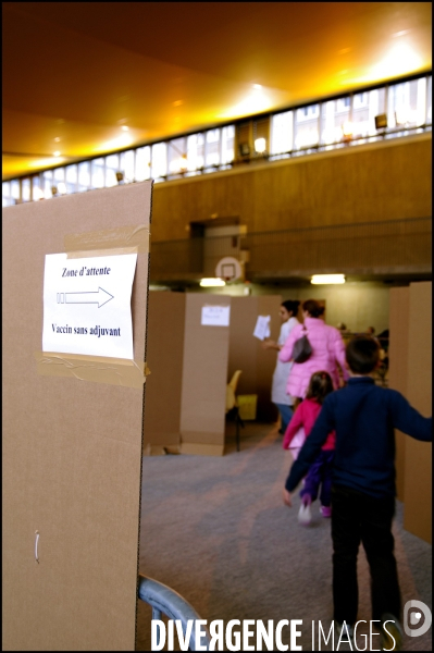 Première ouverture le dimanche du centre de vaccination  du gymnase de Reuilly: Une journée calme. Paris, 6 décembre 2009.