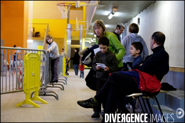 Première ouverture le dimanche du centre de vaccination  du gymnase de Reuilly: Une journée calme. Paris, 6 décembre 2009.